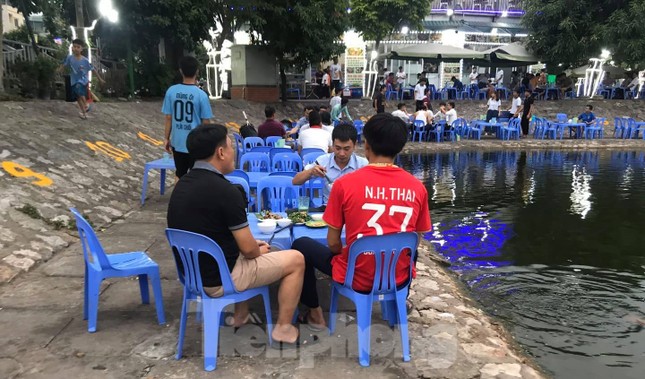 Hồ vừa cải tạo 'tiền tỷ' dày đặc quán bia, thách thức cơ quan chức năng Hà Nội ảnh 4