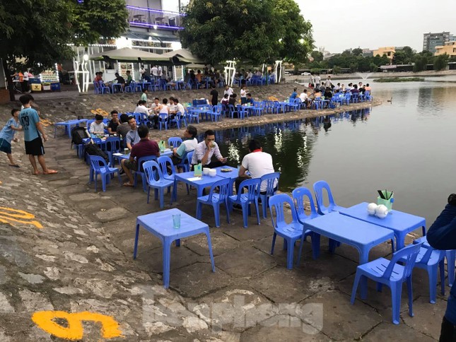 Hồ vừa cải tạo 'tiền tỷ' dày đặc quán bia, thách thức cơ quan chức năng Hà Nội ảnh 5