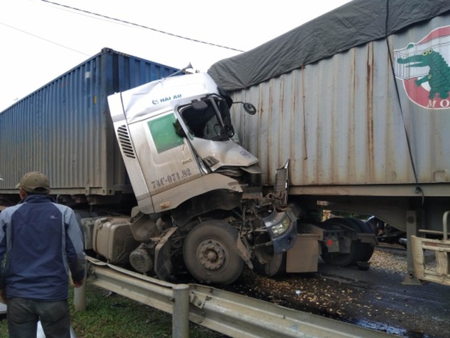 Hai container đối đầu trên Quốc lộ 9, một tài xế tử vong ảnh 1
