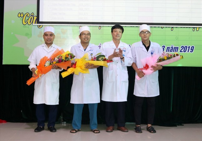 Nữ bệnh nhân nguy kịch được bác sĩ hiến máu cứu sống lúc nửa đêm ảnh 1
