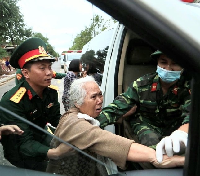 Di chuyển thi thể cán bộ, chiến sĩ Đoàn 337 về thành phố Đông Hà ảnh 14