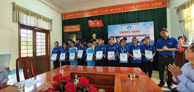 TƯ Đoàn thăm, tặng quà học sinh, sinh viên và người dân vùng lũ ảnh 12