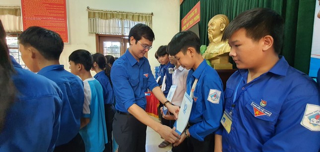 TƯ Đoàn thăm, tặng quà học sinh, sinh viên và người dân vùng lũ ảnh 14