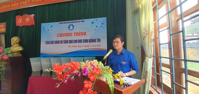 TƯ Đoàn thăm, tặng quà học sinh, sinh viên và người dân vùng lũ ảnh 8