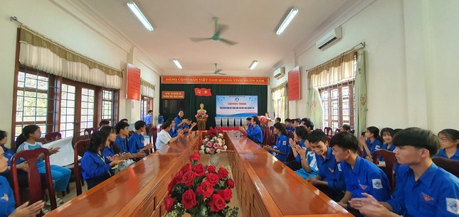 TƯ Đoàn thăm, tặng quà học sinh, sinh viên và người dân vùng lũ ảnh 11