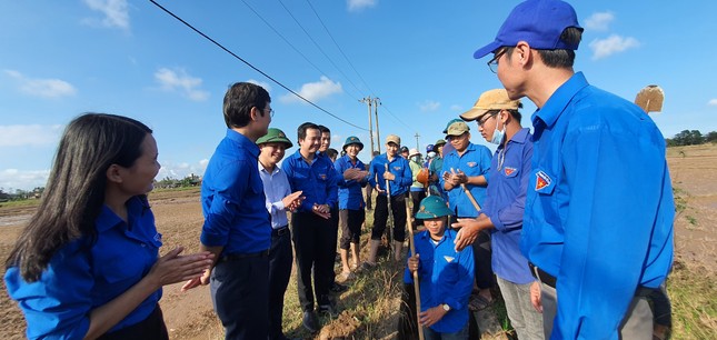 TƯ Đoàn thăm, tặng quà học sinh, sinh viên và người dân vùng lũ ảnh 13