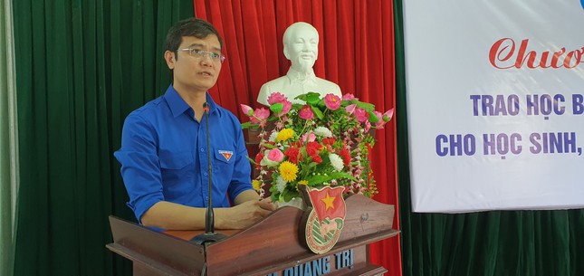 TƯ Đoàn thăm, tặng quà học sinh, sinh viên và người dân vùng lũ ảnh 7