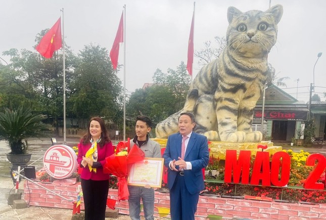 Khen thưởng nghệ nhân tạo hình linh vật 'hoa hậu mèo' ở Quảng Trị ảnh 1