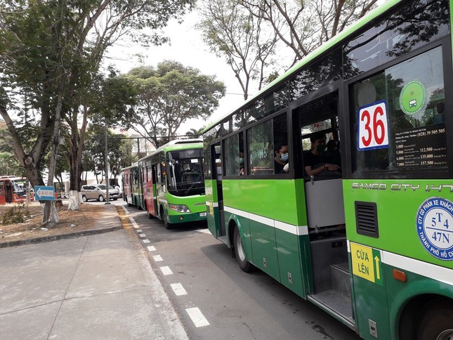 Các cô gái mắt đỏ hoe bịn rịn chia tay chiến sĩ khu cách ly, Võ Hoàng Yến nhắn tin cảm ơn ảnh 7
