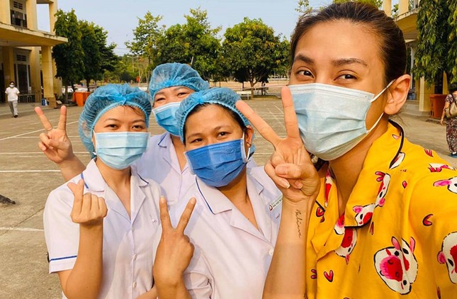 Các cô gái mắt đỏ hoe bịn rịn chia tay chiến sĩ khu cách ly, Võ Hoàng Yến nhắn tin cảm ơn ảnh 1