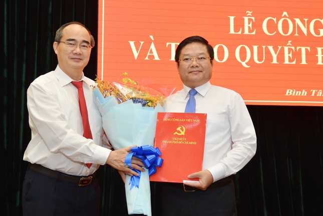 Thành ủy TPHCM trao các quyết định về nhân sự ảnh 1