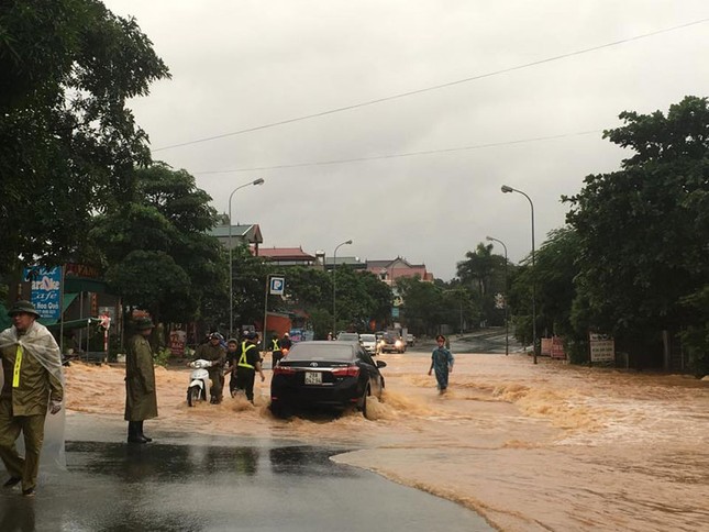 Mưa lũ dồn dập ở phía Bắc, 32 người chết, mất tích ảnh 1