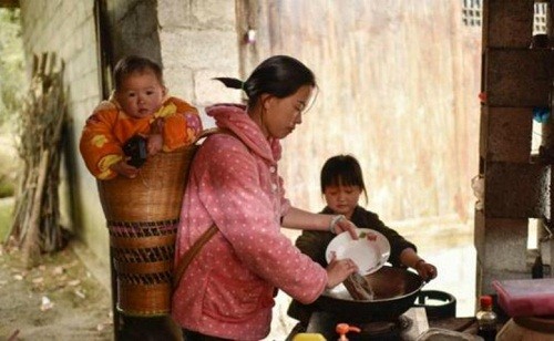 Chưa từng đến trường, bà mẹ đăng ký học mẫu giáo cùng con ảnh 1