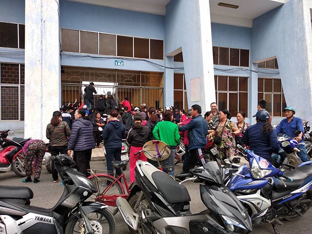 CĐV chen nhau mua vé trận Hải Phòng - HAGL ảnh 2