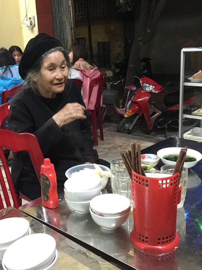 Cô gái Nghệ An xinh đẹp trả tiền 20 bữa cơm cho bà cụ ăn xin ảnh 1
