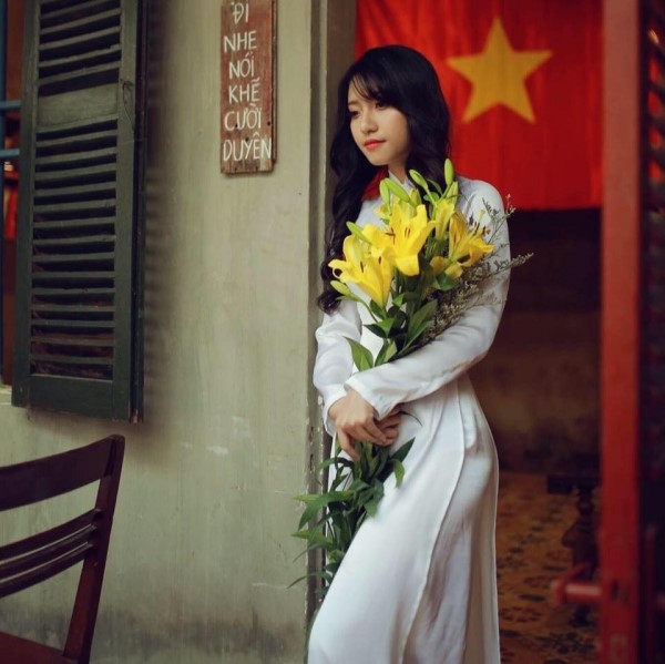 Cô gái Nghệ An xinh đẹp trả tiền 20 bữa cơm cho bà cụ ăn xin ảnh 2