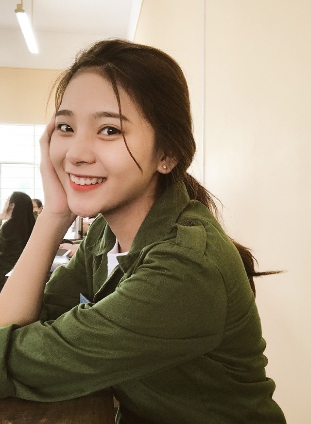 Bức ảnh nữ sinh xinh đẹp đi học quân sự khiến bao chàng say đắm ảnh 3