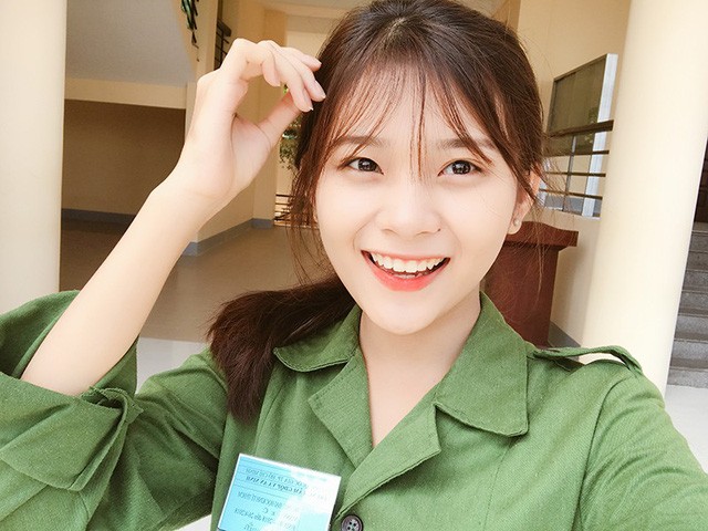 Bức ảnh nữ sinh xinh đẹp đi học quân sự khiến bao chàng say đắm ảnh 4