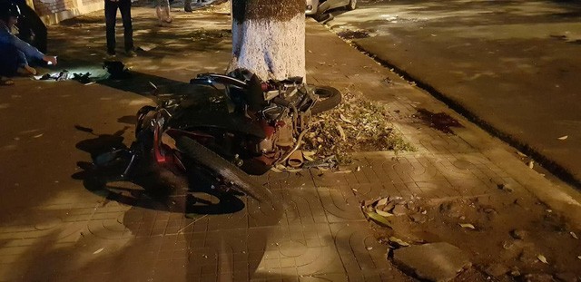 Ô tô tông bé trai 5 tuổi tử vong, bố mẹ cháu bé trọng thương ảnh 1