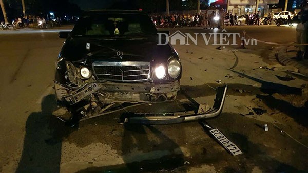 Xe máy tông ô tô trong phố đi bộ, 2 người chết ảnh 1