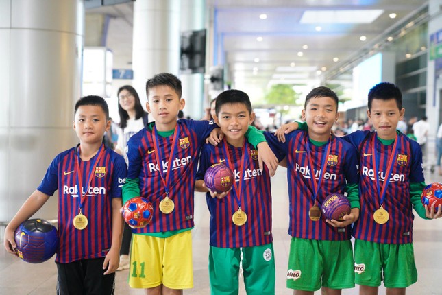 5 tuyển thủ nhí lên đường đến CLB Barcelona tập huấn ảnh 2