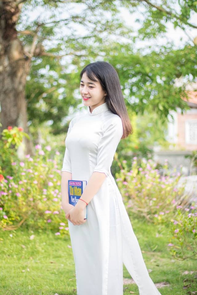 Khách hàng quay lén nữ phục vụ xinh đẹp ở Hải Phòng ảnh 1