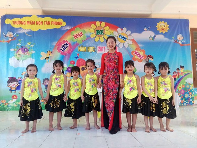 Khách hàng quay lén nữ phục vụ xinh đẹp ở Hải Phòng ảnh 2