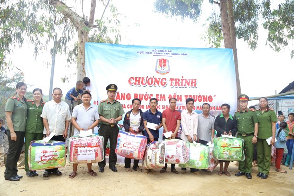 Học viện CSND chung sức 'Nâng bước em đến trường' ảnh 2
