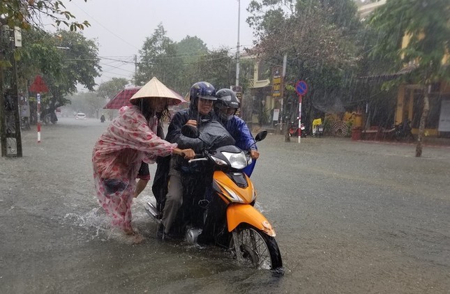 Hội An chìm trong lũ ảnh 1