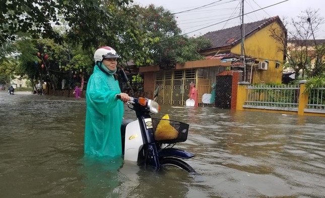 Hội An chìm trong lũ ảnh 4