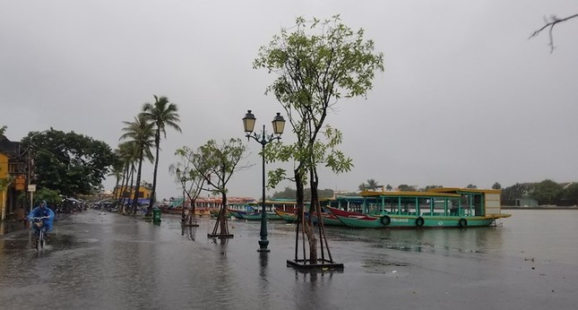 Hội An chìm trong lũ ảnh 7