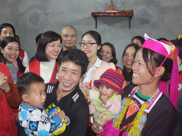 Chi hội Chữ thập đỏ Tình người Hà Nội tặng quà dân nghèo Quảng Ninh ảnh 4