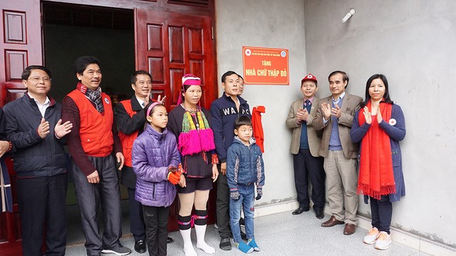 Chi hội Chữ thập đỏ Tình người Hà Nội tặng quà dân nghèo Quảng Ninh ảnh 3