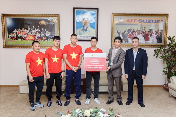 Apec Group trao phần thưởng 5,4 tỷ đồng cho đội tuyển Việt Nam ảnh 1