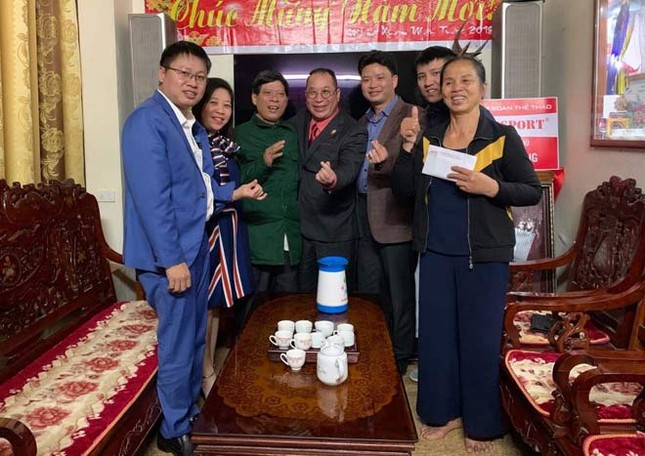 Trung vệ Bùi Tiến Dũng 'Con về quê bán thịt lợn với mẹ đây' ảnh 1