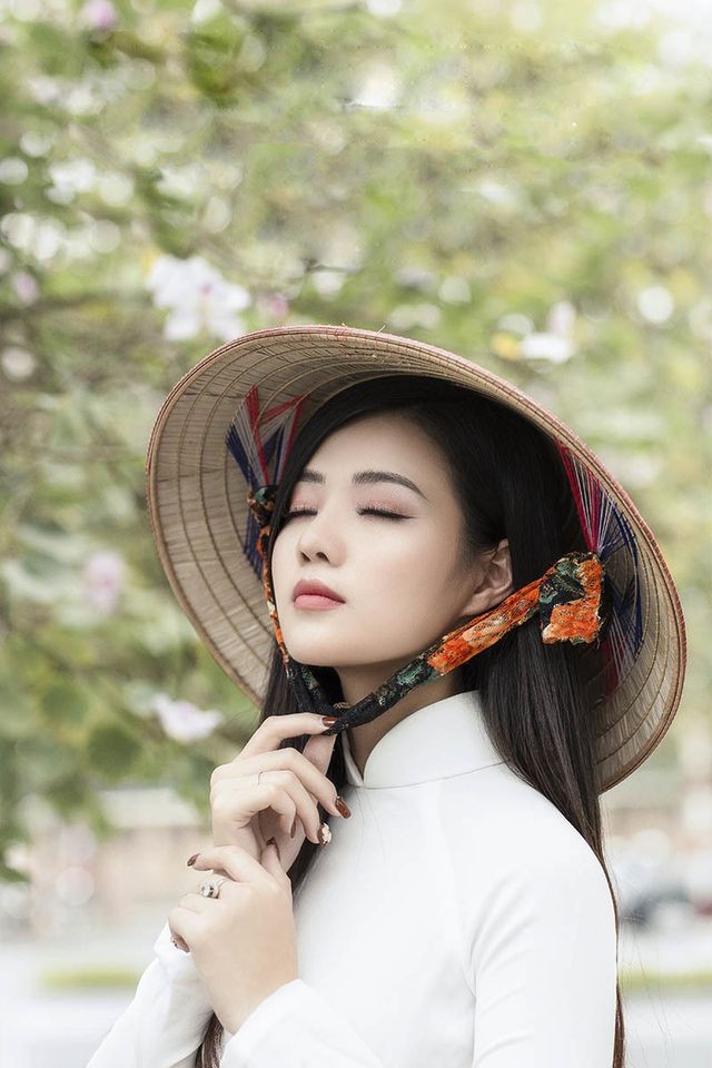 Thiếu nữ xinh đẹp đội nón lá khoe sắc với hoa ban ảnh 1