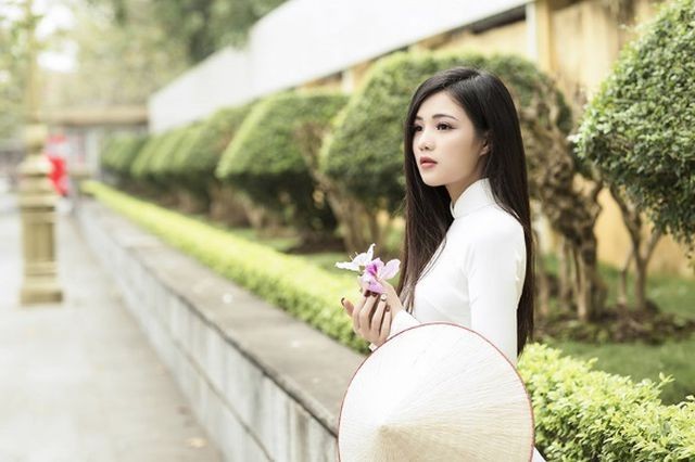 Thiếu nữ xinh đẹp đội nón lá khoe sắc với hoa ban ảnh 4