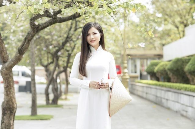 Thiếu nữ xinh đẹp đội nón lá khoe sắc với hoa ban ảnh 5