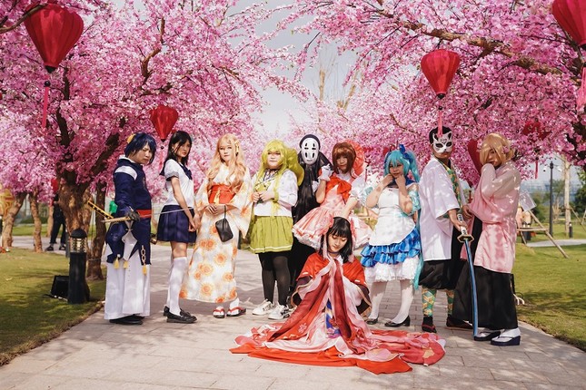 Màn diễu hành Cosplay siêu hoành tráng tại lễ hội hoa xuân xuyên tết ở Vinhomes ảnh 1