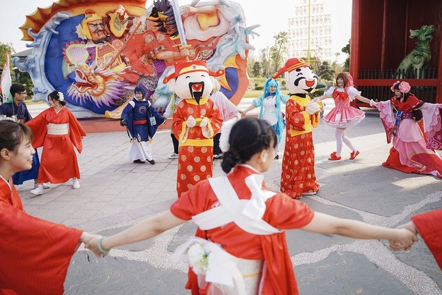 Màn diễu hành Cosplay siêu hoành tráng tại lễ hội hoa xuân xuyên tết ở Vinhomes ảnh 7