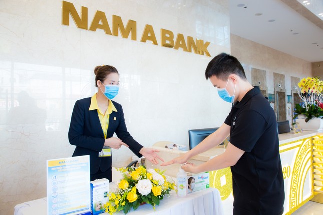 Nam A Bank tặng bảo hiểm sức khỏe Covid-19 cho cán bộ nhân viên ảnh 2