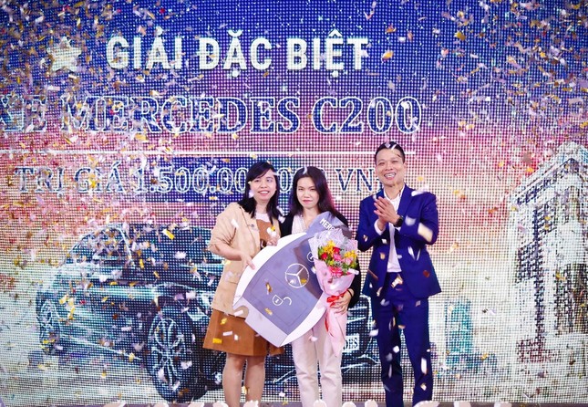 Lộ diện khách hàng may mắn trúng xe Mercedes C200 tại C-Sky View ảnh 4