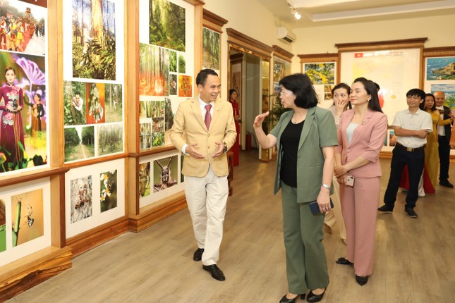 Phó Chủ tịch nước Đặng Thị Ngọc Thịnh thăm công ty Trầm hương Khánh Hòa ảnh 2