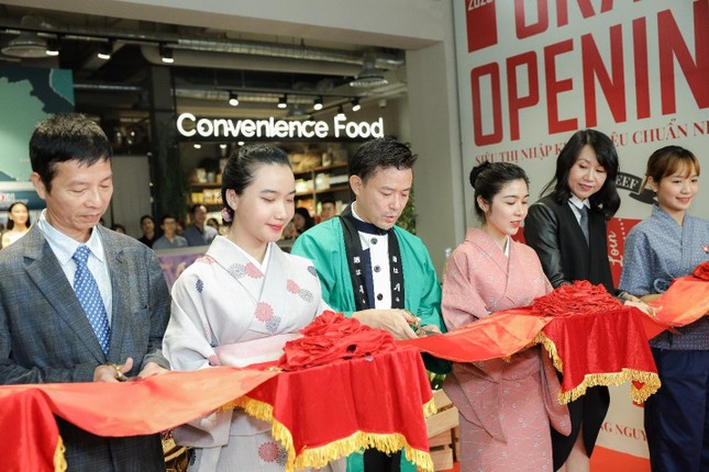 Top 35 hoa hậu Việt Nam 2020 tham dự lễ khai trương Yen Market ảnh 1