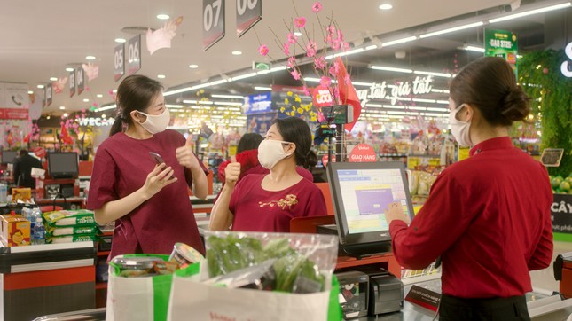 Á hậu Tú Anh mách nước cách đi chợ vừa an toàn vừa vui mùa dịch này ảnh 1