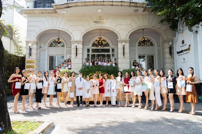 Phó Chủ tịch Hội đồng Cố vấn Đặng Thanh Hằng trao cúp cho Á hậu 1 HHVN 2022 ảnh 2