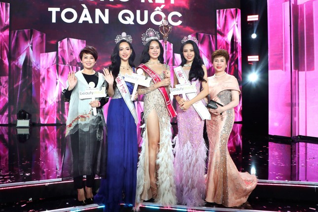 Phó Chủ tịch Hội đồng Cố vấn Đặng Thanh Hằng trao cúp cho Á hậu 1 HHVN 2022 ảnh 3
