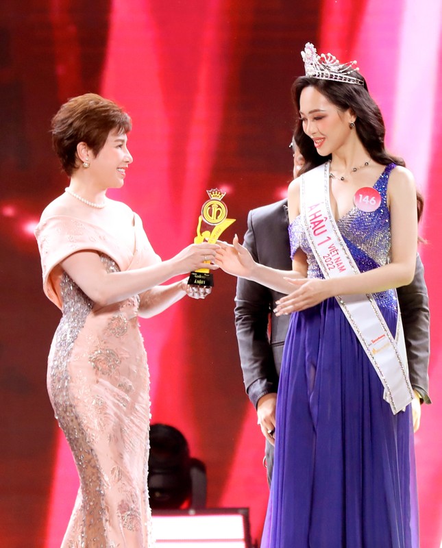 Phó Chủ tịch Hội đồng Cố vấn Đặng Thanh Hằng trao cúp cho Á hậu 1 HHVN 2022 ảnh 1
