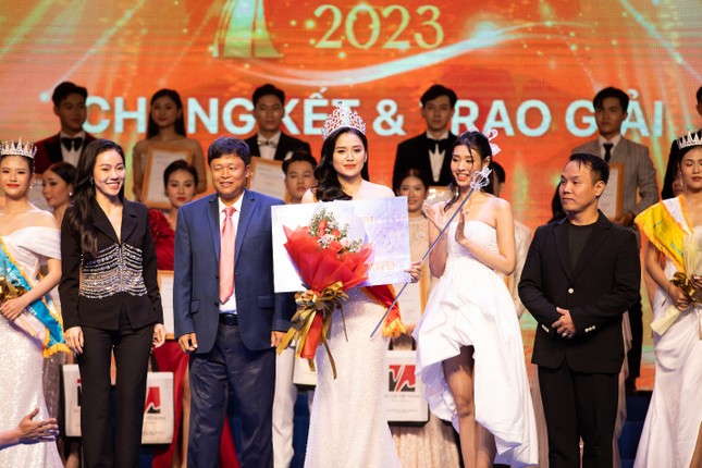 Từ 'ngày đầu mộc mạc', Nguyễn Thị Tuyết Nhung chính thức trở thành tân Hoa khôi Miss HUTECH 2023 ảnh 1