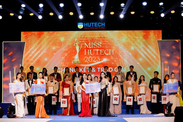 Từ 'ngày đầu mộc mạc', Nguyễn Thị Tuyết Nhung chính thức trở thành tân Hoa khôi Miss HUTECH 2023 ảnh 4